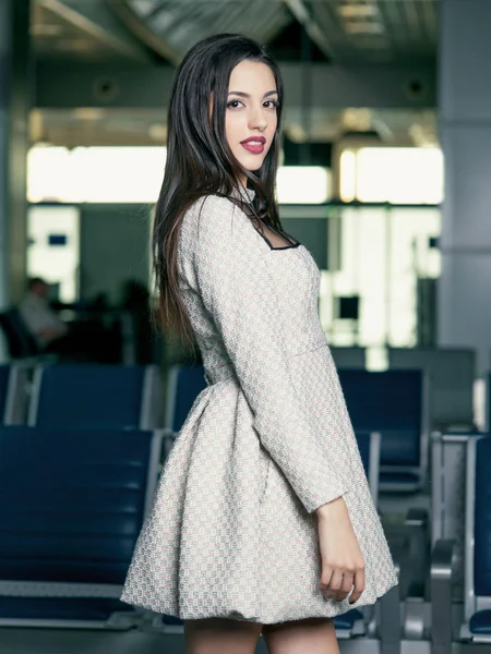 Vista Laterale Della Giovane Donna Bruna Posa Aeroporto — Foto Stock