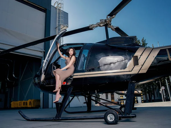 Модель Позування Кабіні Вертольота — стокове фото