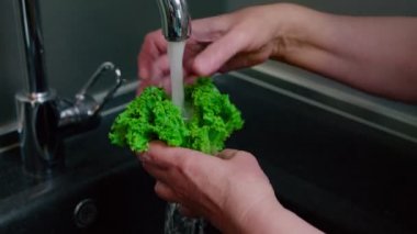 Mutfakta yıkanan kadının kırpılmış görüntüleri.