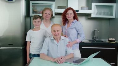 Mutfakta mutlu bir aile