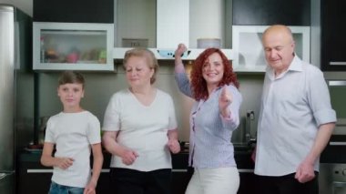 Mutfakta mutlu aile dansı