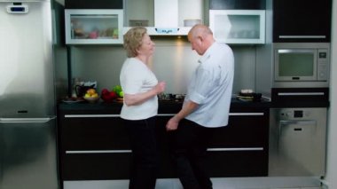 Son sınıf çifti mutfakta dans ediyor.