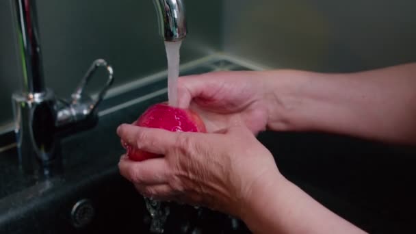 Terpotong Cuplikan Wanita Mencuci Dapur — Stok Video