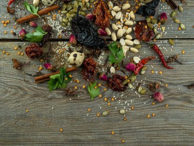 Fıstık, kabak tohumu, maydanoz, bıldırcın yumurtası ve baharat, üst manzara. 