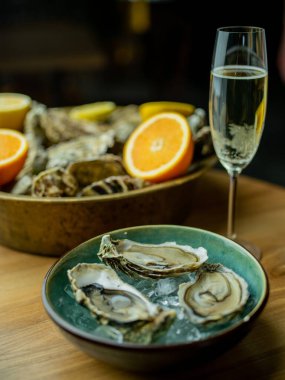 Şampanya bardaklı istiridye.