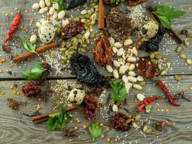 Fıstık, kabak tohumu, maydanoz, bıldırcın yumurtası ve baharat, üst manzara. 