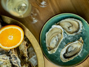 Şampanya bardaklı istiridye.