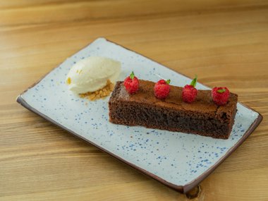 Ahududulu çikolatalı pasta. Kapatın.