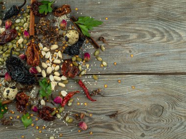 Fıstık, kabak tohumu, maydanoz, bıldırcın yumurtası ve baharat, üst manzara. 