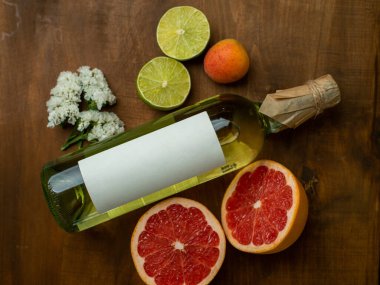 Üzüm, limon ve bir şişe şarap.