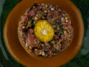 Yukarısında yumurta sarısı olan lezzetli et görüntüsünü kapat 