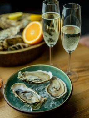 Şampanya bardaklı istiridye.