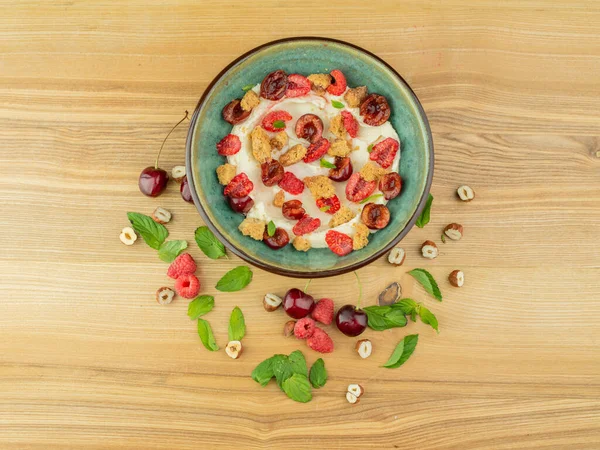 Oatmeal Dengan Buah Berry Matang — Stok Foto