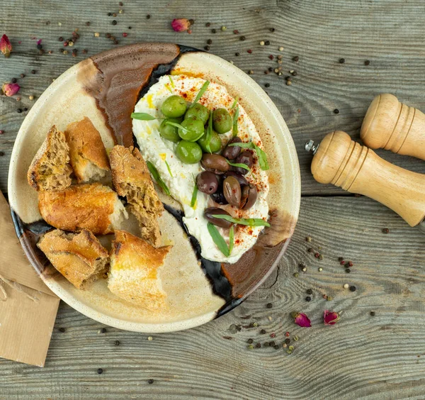 Hummus บมะกอกและขนมป งบนจาน — ภาพถ่ายสต็อก