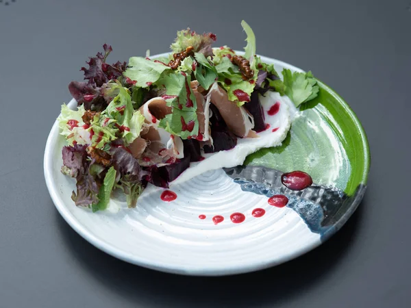 Salad Yang Dihias Piring Atas Meja Kayu — Stok Foto