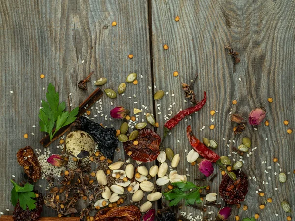 Fıstık, kabak tohumu, maydanoz, bıldırcın yumurtası ve baharat, üst manzara. 