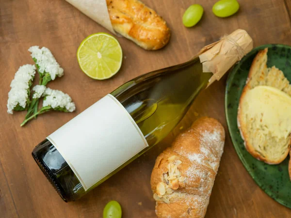 Botol Anggur Dan Croissant — Stok Foto