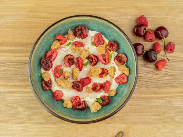 Haferflocken Mit Reifen Beeren — Stockfoto