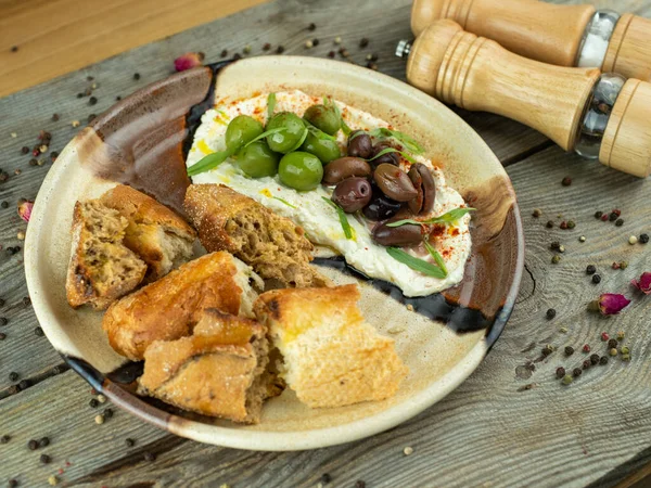 Hummus บมะกอกและขนมป งบนจาน — ภาพถ่ายสต็อก