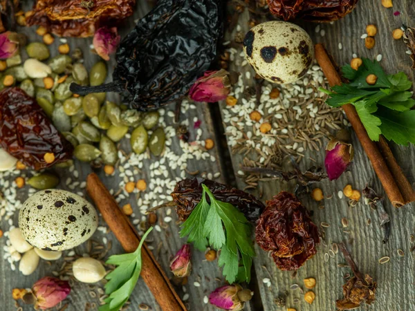ピーナッツ カボチャの種 パセリ ウズラの卵とスパイス トップビュー — ストック写真