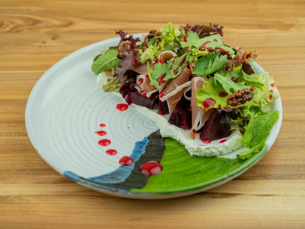 Salad Yang Dihias Piring Atas Meja Kayu — Stok Foto