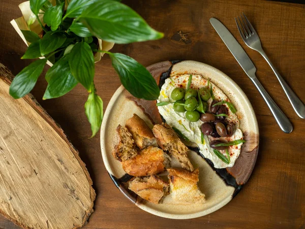 Hummus Met Olijven Brood Bord Rechtenvrije Stockfoto's