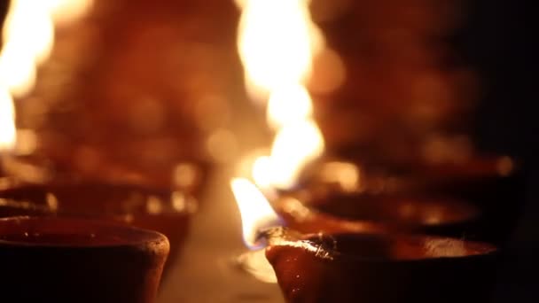 Flera Oljelampor Tänds Festivalen Happy Diwali — Stockvideo