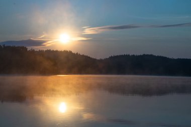 Gölün üzerinde gün doğumu