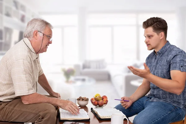 Kyrkans Tjänare Rådgivare Gör Andlig Rådgivning Till Ung Man Som — Stockfoto