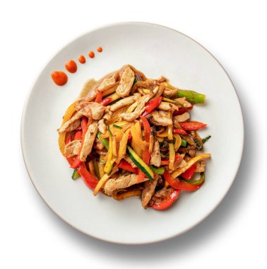 Beyaz bir tabak içinde düzenlenmiş kırmızı ve yeşil biber ile yağda kızartılmış kızarmış tavuk eti