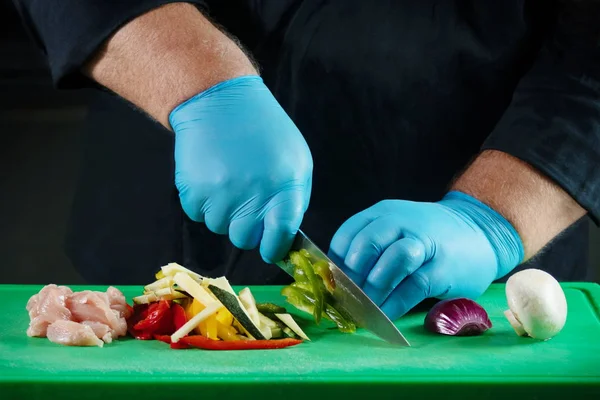 Mãos Enluvadas Chef Cortam Comida Preparam Para Cozinhar Uma Receita — Fotografia de Stock