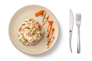 Tabak ve çatal bıçak takımı ile risotto kısmı beyaz arka plan üzerinde