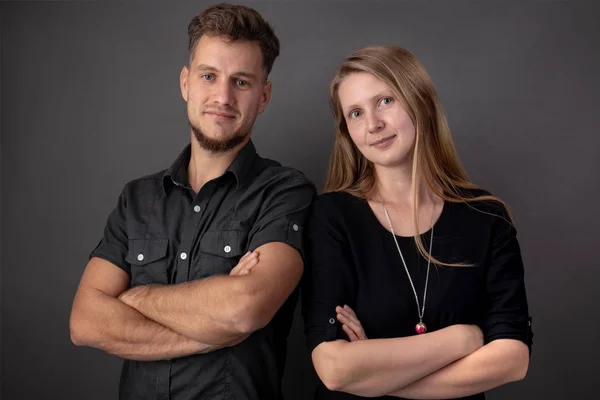 Retrato Estudio Dos Jóvenes Felices Socios Negocios Pie Con Las — Foto de Stock