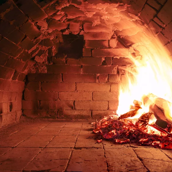 Fogo Queima Madeira Forno Velho Pronto Para Cozinhar — Fotografia de Stock