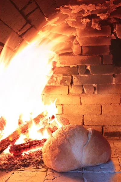 パンを調理するための古いオーブンで燃える薪 — ストック写真