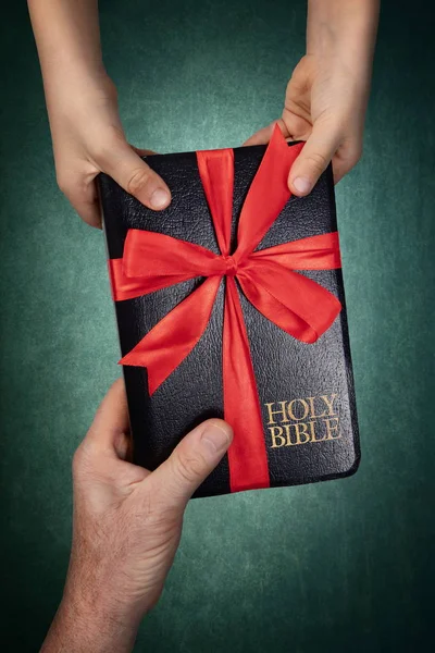 Weitergabe der Heiligen Bibel an die nächste Generation lizenzfreie Stockbilder