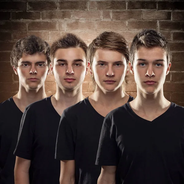 Quattro giovani amici in piedi uno accanto all'altro in unità — Foto Stock