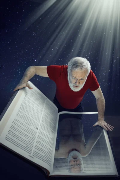Looking into the Holy Bible, you see yourself as you really are — Stock Photo, Image