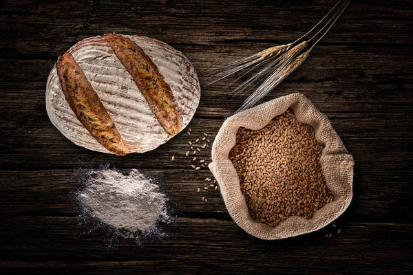 Natura morta con cottura pane di segale, spighe, farina e sacchetto di cereali — Foto Stock