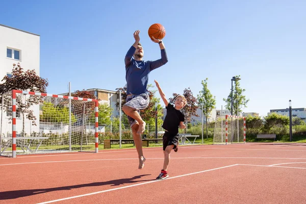 Pappa Och Son Spelar Basket Barfota Med Bollen Lekplats — Stockfoto