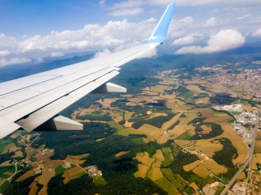 Uçan bir uçağın kanadı