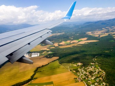 Uçan bir uçağın kanadı