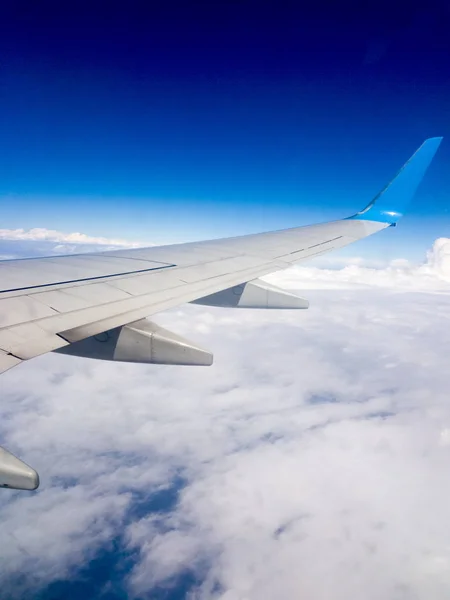 Ala de un avión volando —  Fotos de Stock