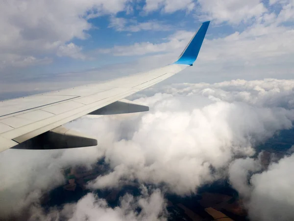 Ala de um avião voando — Fotografia de Stock