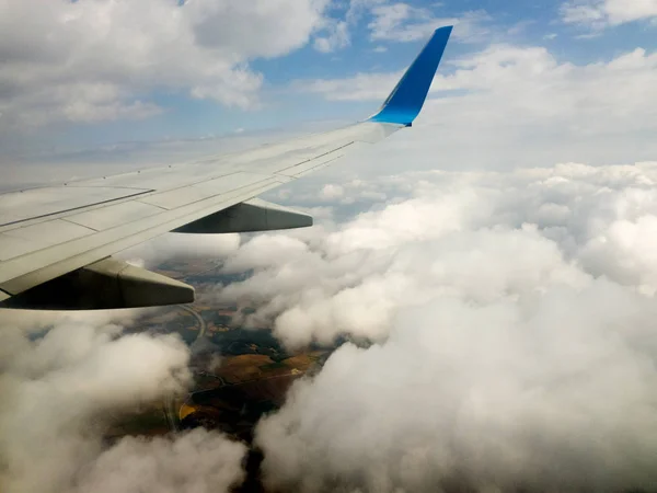 Ala de un avión volando —  Fotos de Stock