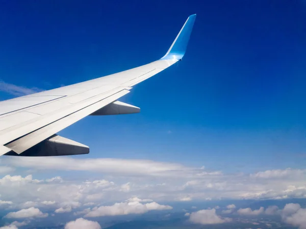 Wing of an airplane flying — Stock Photo, Image