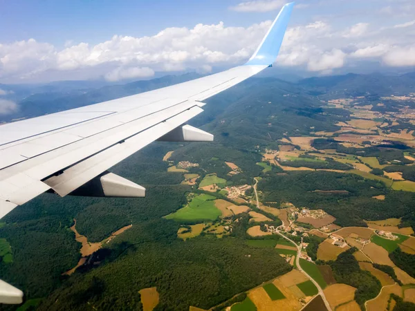 Wing of an airplane flying — Stock Photo, Image