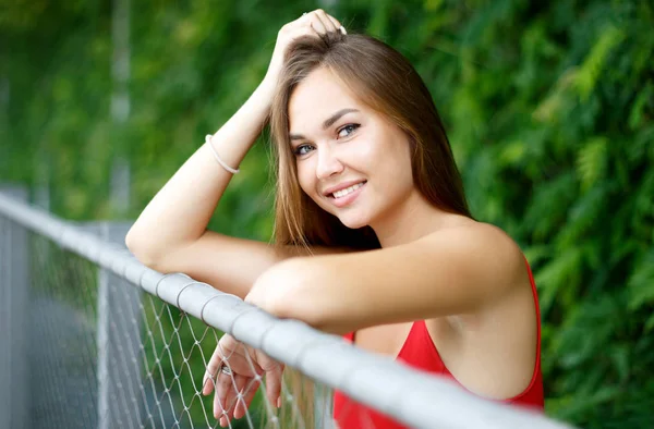 Kırmızı elbiseli açık havada güzel kız