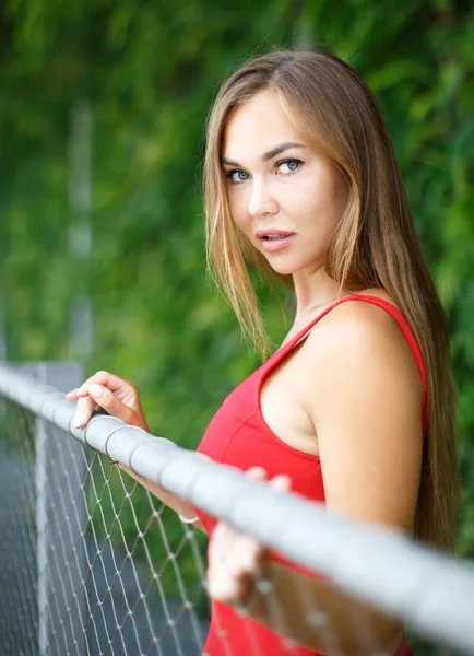 Kırmızı elbiseli açık havada güzel kız