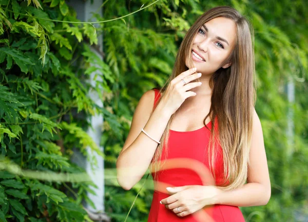 Όμορφο κορίτσι σε εξωτερικούς χώρους σε κόκκινο φόρεμα — Φωτογραφία Αρχείου